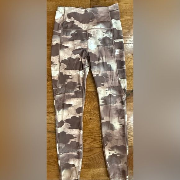 Reebok Women's Getaway High Rise Print 7/8
Leggings with Pockets. Small - Picture 4 of 10